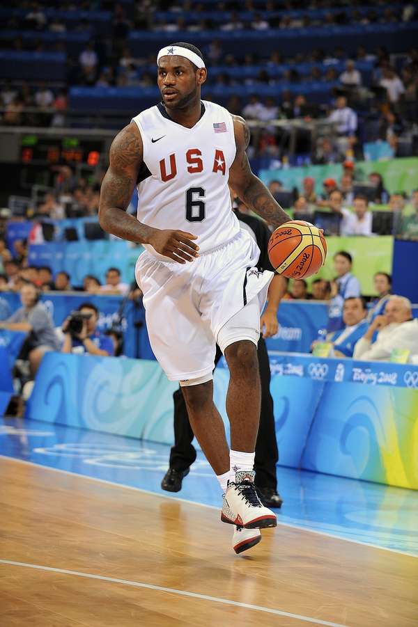 勒布朗动情告白：篮球改变了我的人生轨迹 现在该我反哺了