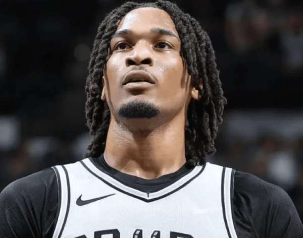 卡斯尔三双之夜：马刺新星闪耀费城