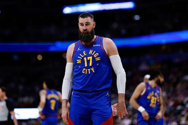 巨兽出笼！瓦兰丘纳斯统治内线 狂揽23+17锤爆雷霆禁区