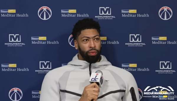 浓眉笑谈交易风波：商业游戏里打球是福分 上场就快乐