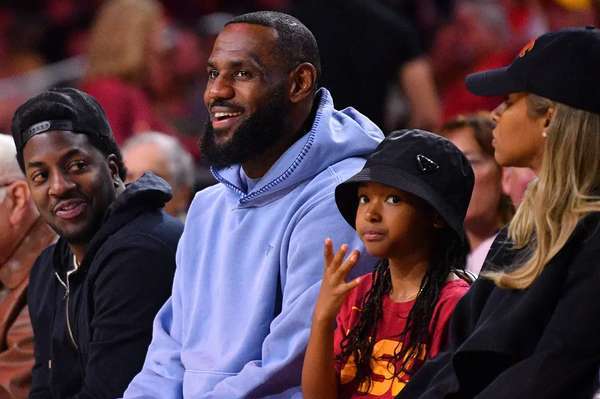 詹姆斯争夺战幕后人物曝光！外媒爆料：12岁小女儿为他做决定